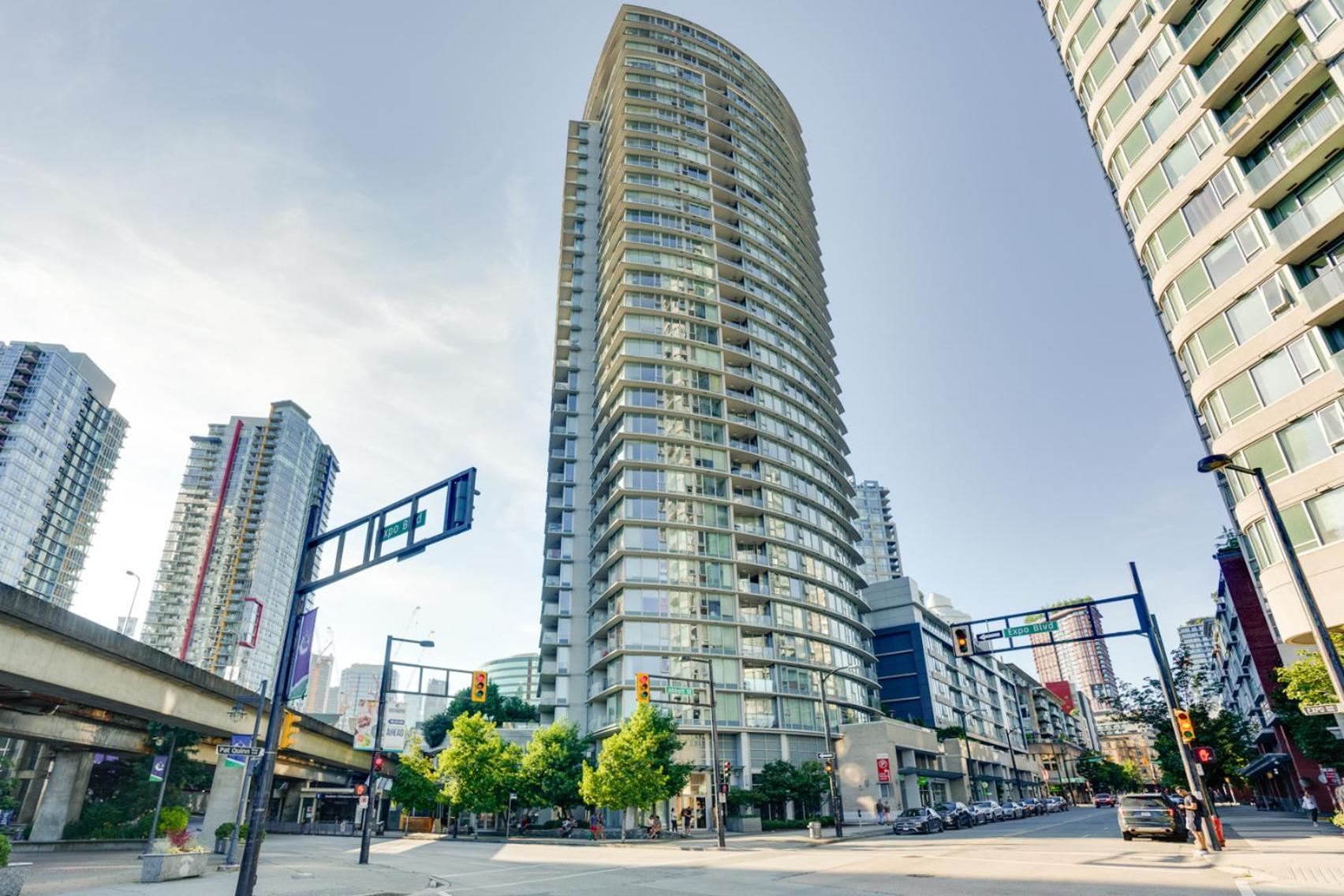 Heart Of Downtown 1 Bd Entire Condo - Pool, Gym, Parking, Office, Ac فانكوفر المظهر الخارجي الصورة